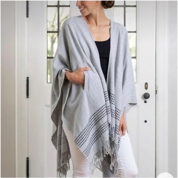 Mersea Classic Travel Wrap Shawl Gray Womens One Size OS Pockets Fringe Hem Open - Picture 1 of 10
